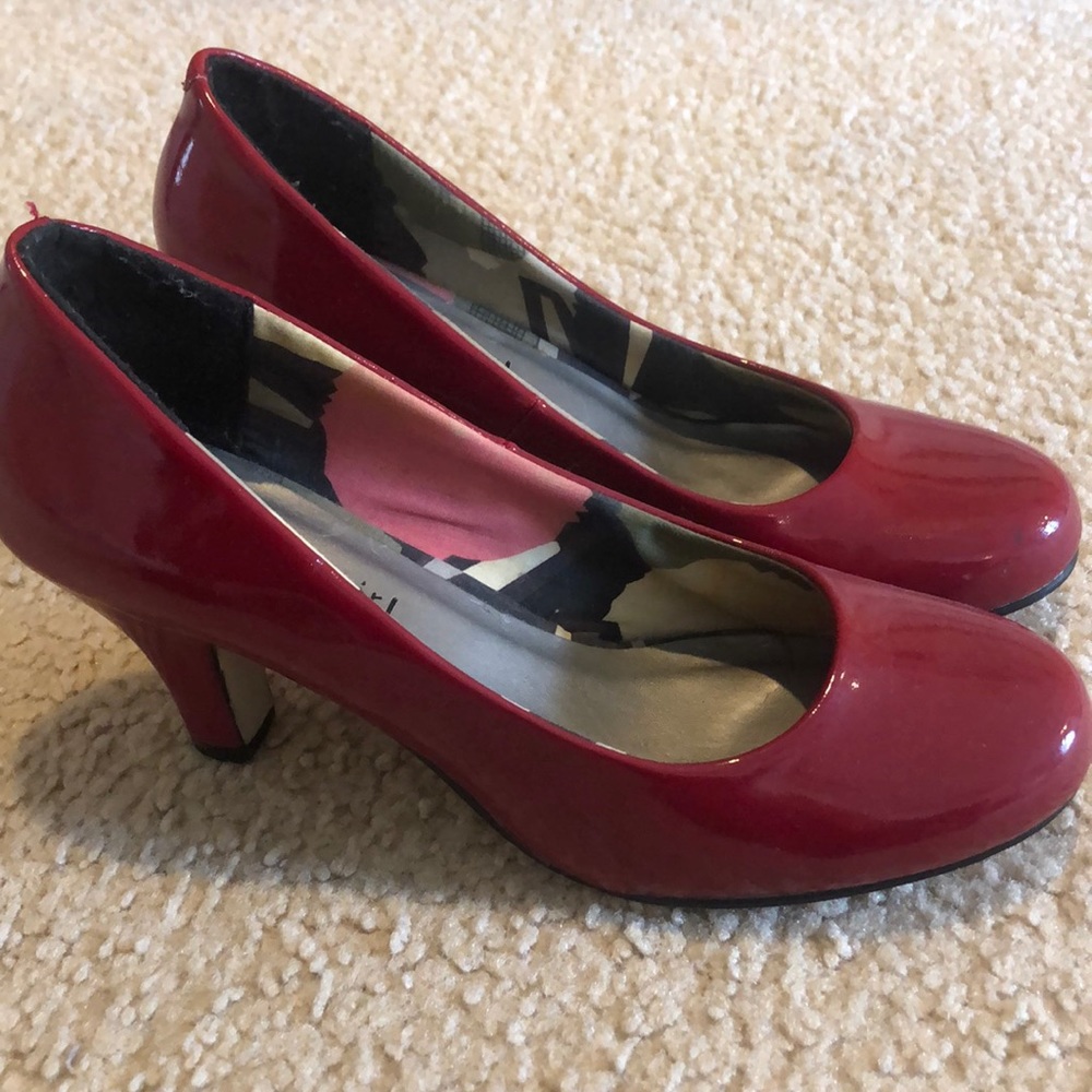 Red pumps, size 8